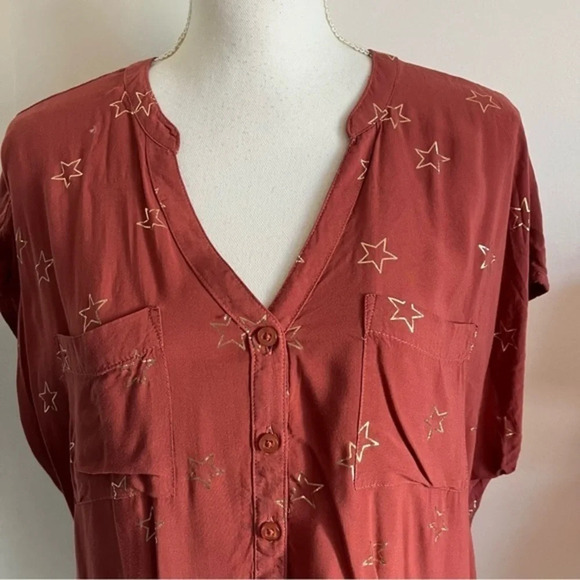 Torrid • Challis Button Down Muted Red and Gold Star Pattern - Picture 4 of 8